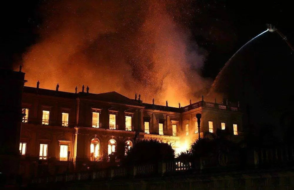 巴西国家博物馆发生火灾