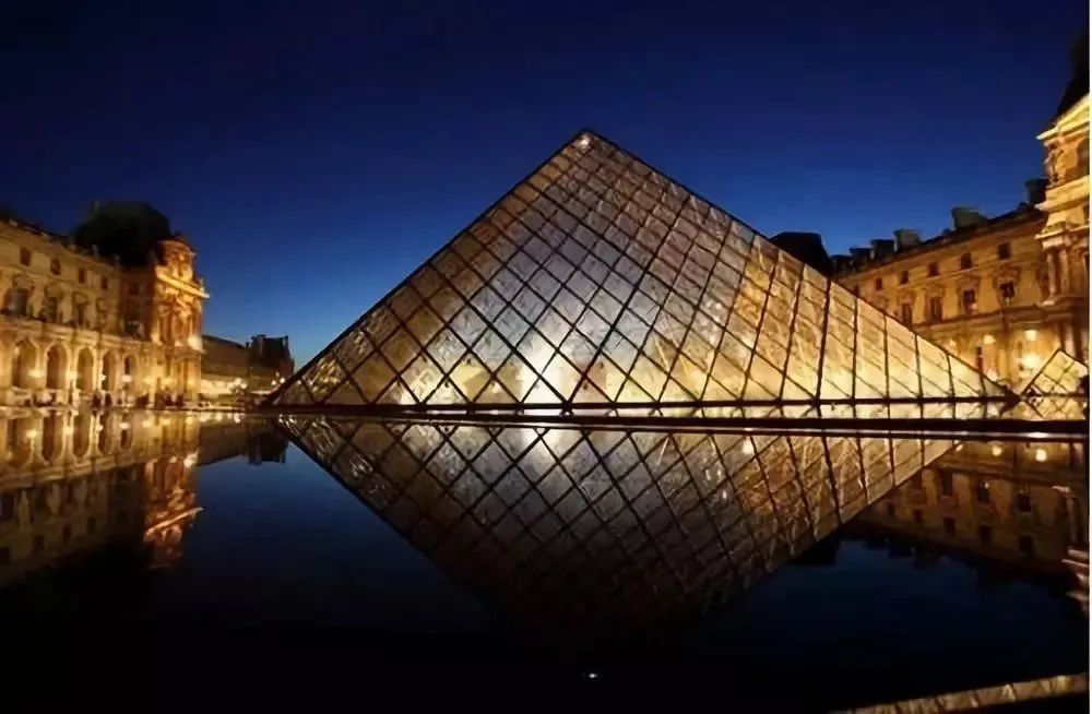 金字塔中光与空间的结合