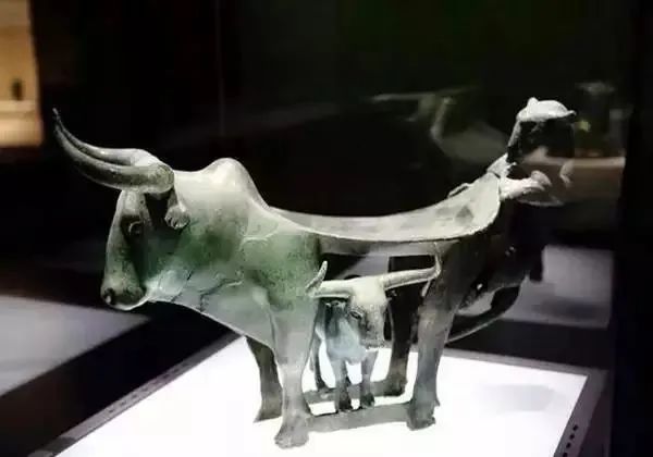 牛虎铜案 云南省博物馆 牛虎铜案 云南省博物馆