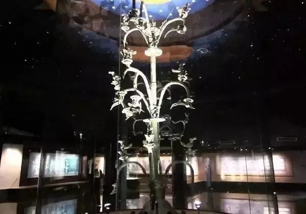 青铜神树  四川三星堆博物馆